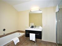 3 Bedroom Apartment Bathroom - Mantra Lake Tekapo