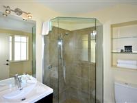 3 Bedroom Apartment Bathroom - Mantra Lake Tekapo